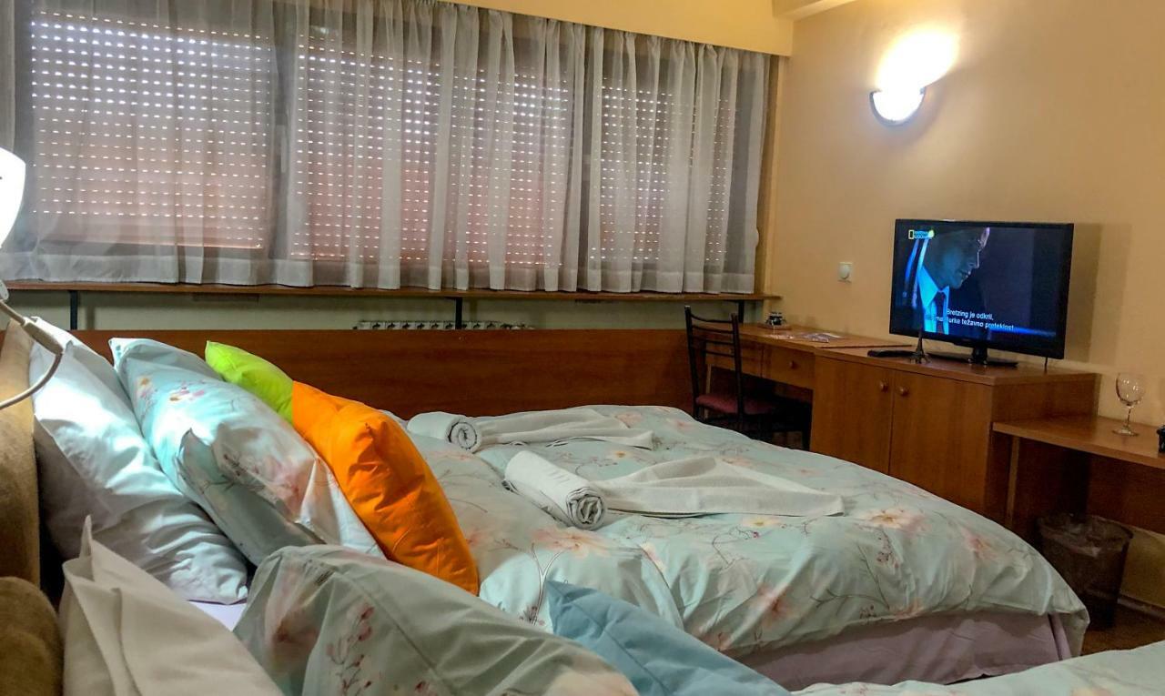 Hotel Square Скопье Экстерьер фото