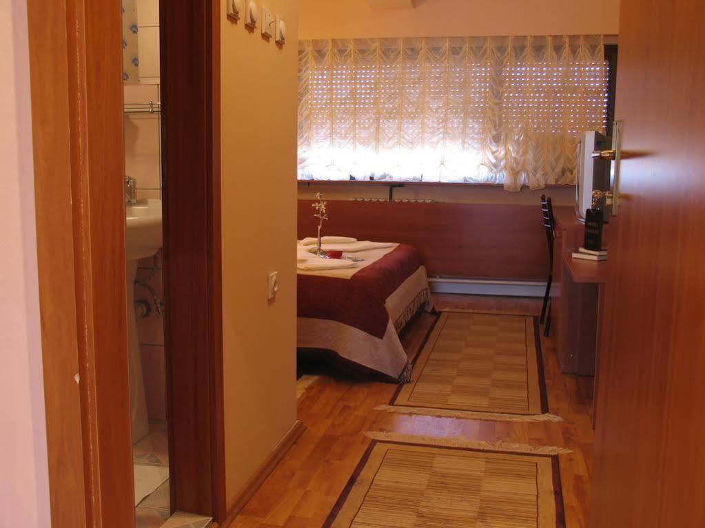 Hotel Square Скопье Экстерьер фото